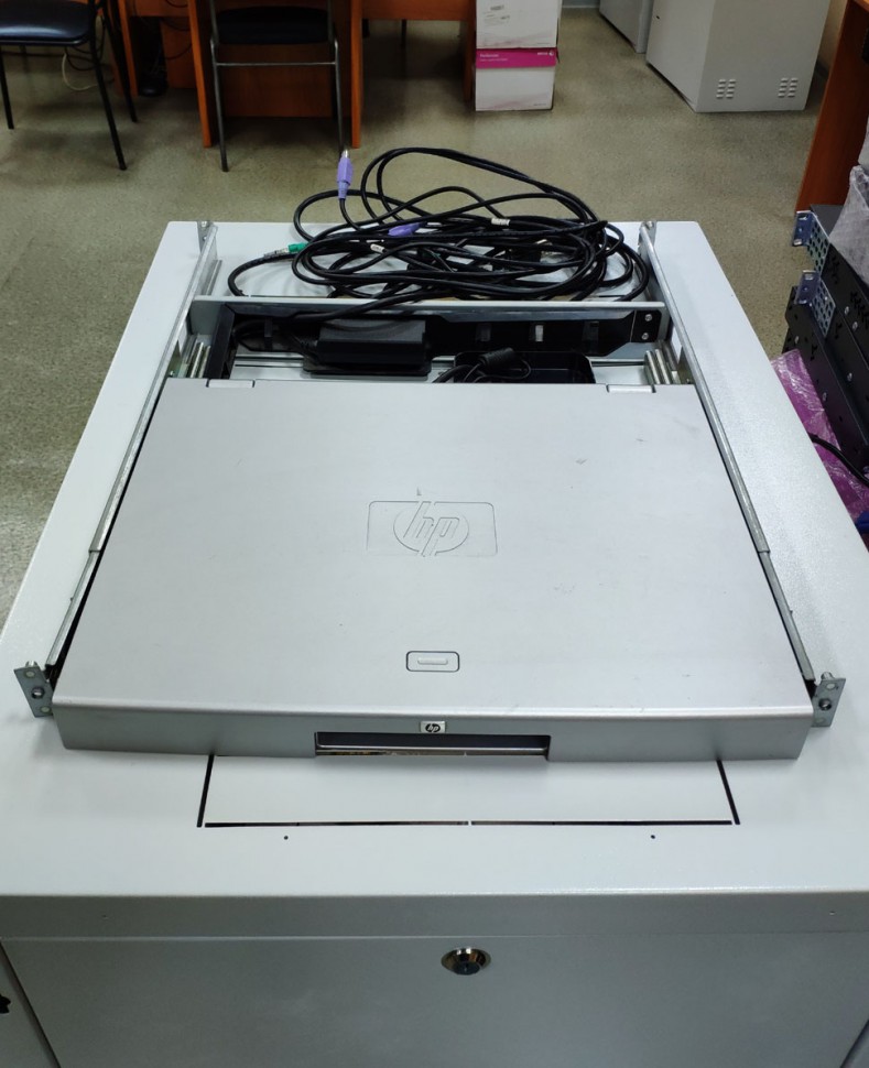 Серверная консоль HP TFT7600 RKM